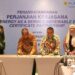 Penandatanganan PKS terkait Green Energy as a Service: Renewable Energy Certificate Partnership yang dilakukan oleh Executive Vice President (EVP) Penjualan dan Pelayanan Pelanggan Enterprise PLN, Nayusrizal (kedua dari kanan) dengan Direktur Utama PLN Batam, M. Irwansyah Putra (kedua dari kiri) didampingi Direktur Bisnis dan Pengembangan Usaha PLN Batam, Khairullah (kiri) dan disaksikan oleh Direktur Retail dan Niaga PLN, Edi Srimulyanti (kanan).