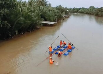 Perjuangan petugas PLN memobilisasi tiang melewati sungai ke Desa Akkotengeng, Kabupaten Wajo, Provinsi Sulawesi Selatan menggunakan rakit buatan untuk membangun infrastruktur kelistrikan.