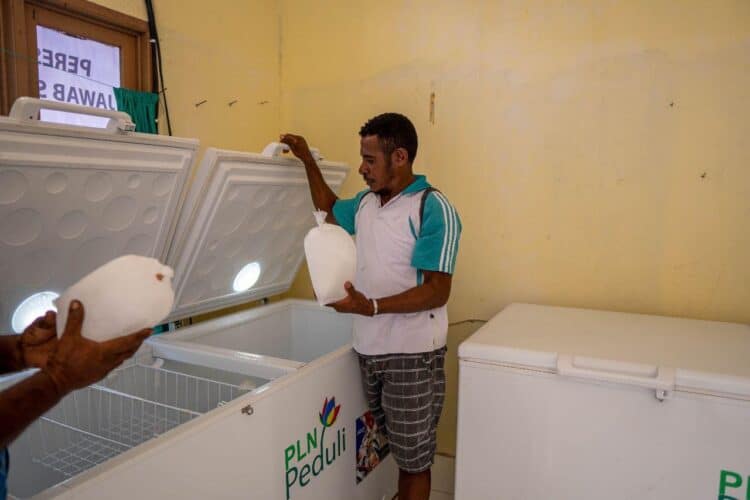 Salah satu nelayan di Kampung Sauwandarek, Vecky Saweyai sedang mengambil es batu di cold storage bantuan dari PT PLN (Persero). Masyarakat menjadi lebih terbantu karena hasil lautnya bisa bertahan lebih lama.