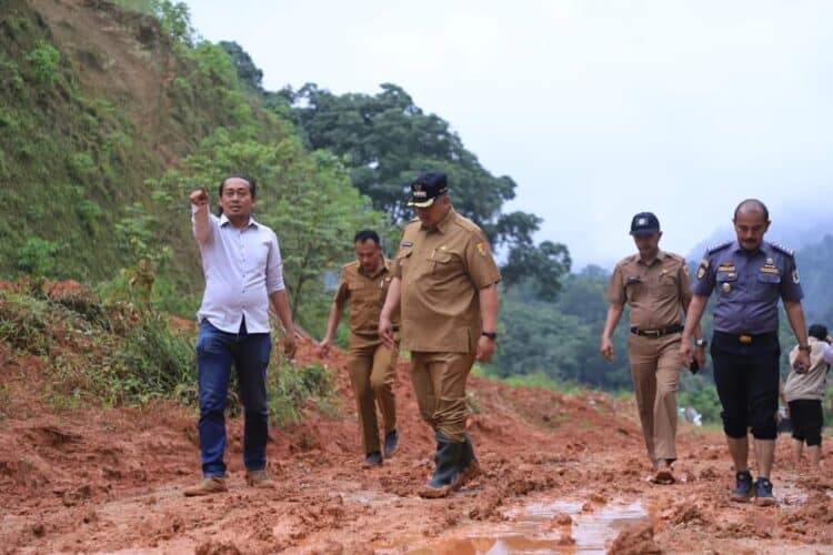 Viral jalan berlumpur di Kota Solok