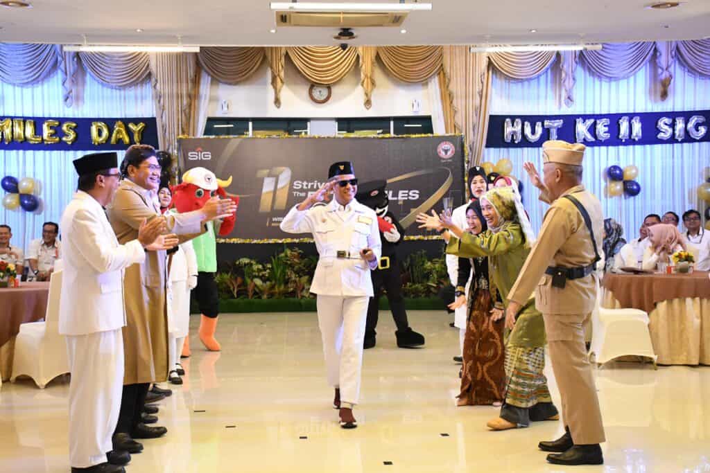 Direksi Semen Padang Cosplay Pahlawan saat Perayaan HUT SIG