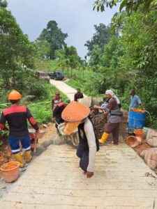 Semen Padang Bantu Betonisasi Jalan Gaduik Ketek Koto Baru, Puluhan Peladang Gelar Syukuran