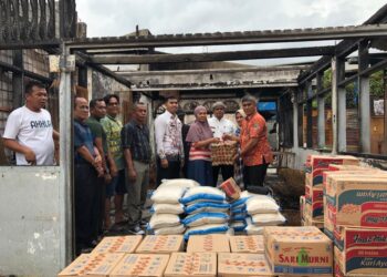 Tiga Rumah Terbakar di Pampangan, Semen Padang Serahkan Bantuan Sembako