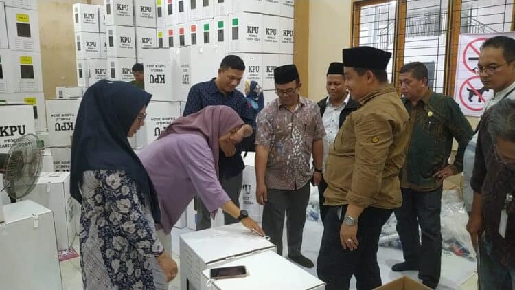 Pengesetan Logistik Pemilu 2024 di KPU Kota Solok