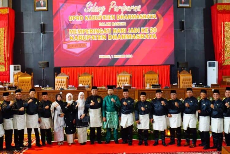 Usai sidang paripurna, Wagub Audy Joinaldy foto bersama dengan Bupati Dharmasraya Sutan Riska dan Ketua DPRD Pariyanto beserta anggota