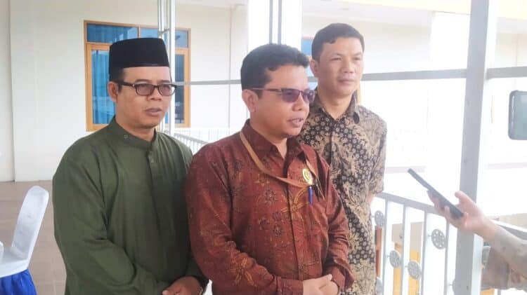 Ketua KPU Kota Solok, Ariantoni bersama Kordiv hukum, Abdul Hanan (kiri) dan Kordiv Sosdiklih, Yance Gafar (kanan).(Klikpositif)