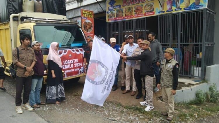 Ketua KPU Kabupaten Solok, Hasbullah Alqomar melepas keberangkatan truk logistik pemilu 2024 untuk Kecamatan X Koto Diateh.(Ist)