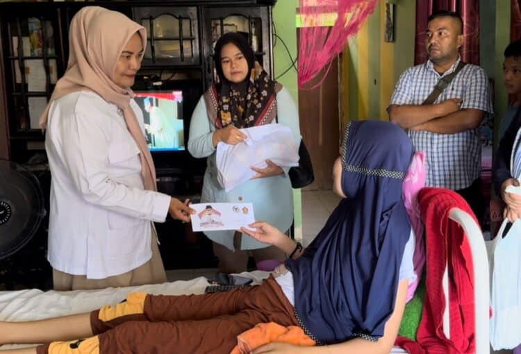 Andre Rosiade Bantu Biaya Pengobatan Pustakawan yang Terkena Kanker Payudara di Padang