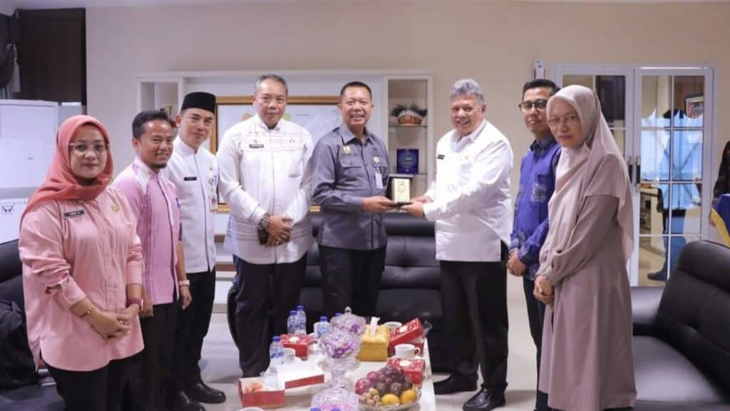 Wako Zul Elfian dan tim serahkan cinderamata kepada Sekda Kota Pekanbaru, Indra Pomi Nasution