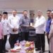 Wako Zul Elfian dan tim serahkan cinderamata kepada Sekda Kota Pekanbaru, Indra Pomi Nasution