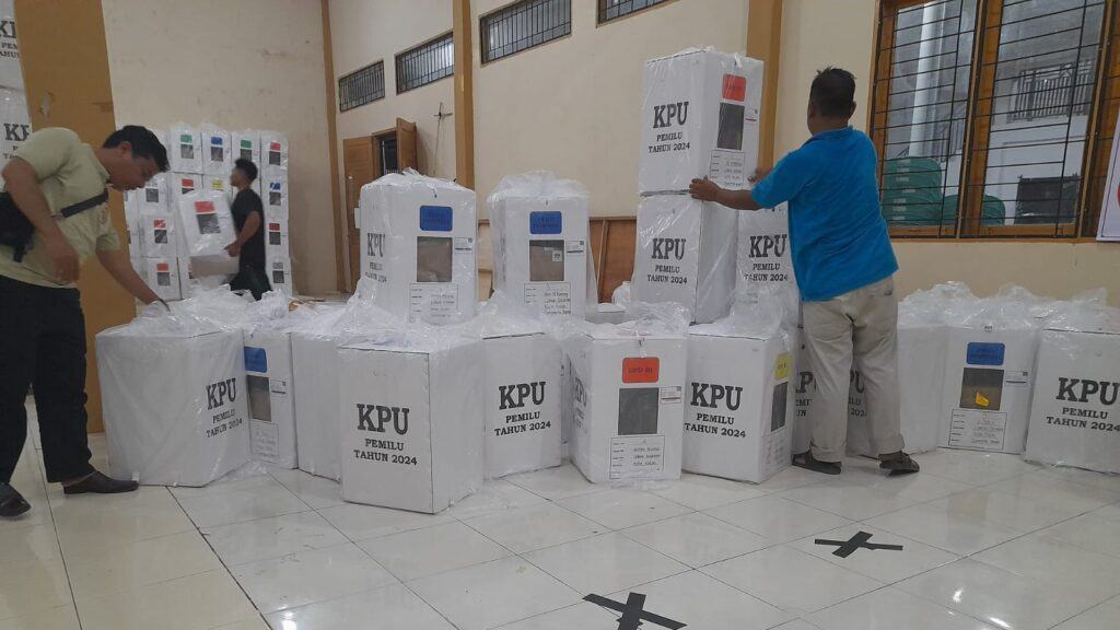 Arus balik logistik pemilu 2024 di gudang KPU Kota Solok