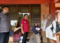 Andre Rosiade Bantu Bantu Suami Istri Lansia Stroke di Padang