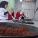 Produksi Rendang UniAdek yang dilakukan di sebelah Galeri yang bisa dilihat langsung oleh pembeli di Padang Lua (Fitri/KLIKPOSITIF.com)