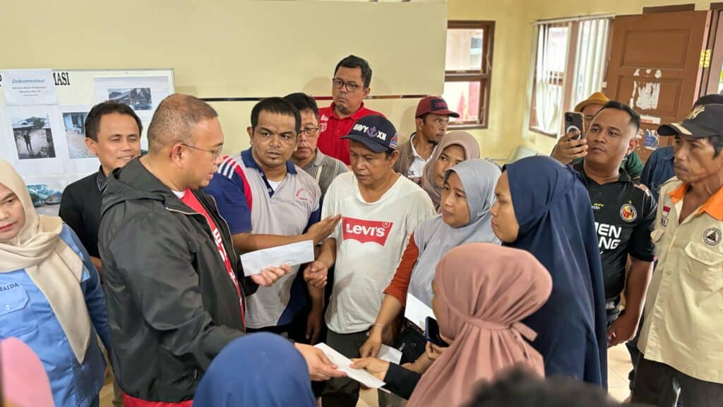 Andre Rosiade Bantu 10 Korban Terdampak Banjir Besar di Lubuk Begalung, Padang.