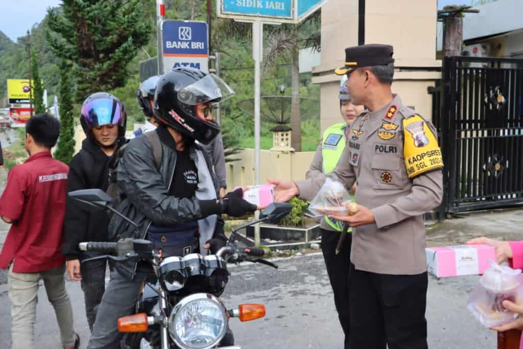 Polres Solok Berbagi Takjil