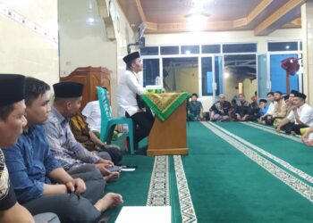 Wawako Solok, Dr. Ramadhani Kirana Putra menyampaikan pembangunan daerah dalam safari Ramadhan di Masjid Darussalam Biruhun.(Klikpositif)