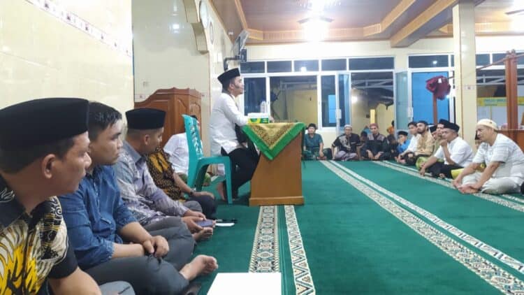 Wawako Solok, Dr. Ramadhani Kirana Putra menyampaikan pembangunan daerah dalam safari Ramadhan di Masjid Darussalam Biruhun.(Klikpositif)