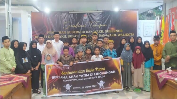 Buka bersama Komisioner KPU Kota Solok bersama anak-anak Panti Asuhan Tunas Bangsa.(Klikpositif)