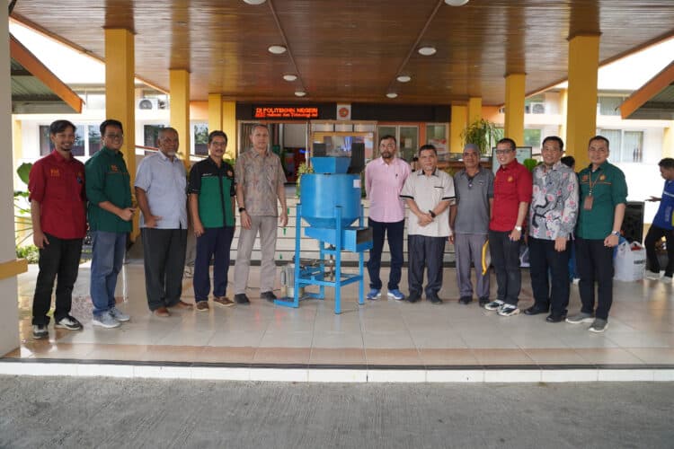 PNP Hibahkan Mesin Pemecah Cangkang Buah Kemiri Hasil Penelitian Dosen ke Petani.