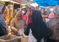 Pengambilan sampel makanan di Pasar raya Solok