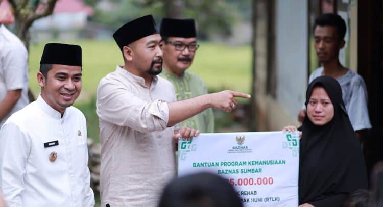 Wagub Sumbar, Audy Joinaldi menyerahkan bantuan rehab rumah kepada warga.(Ist)