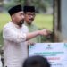 Wagub Sumbar, Audy Joinaldi menyerahkan bantuan rehab rumah kepada warga.(Ist)