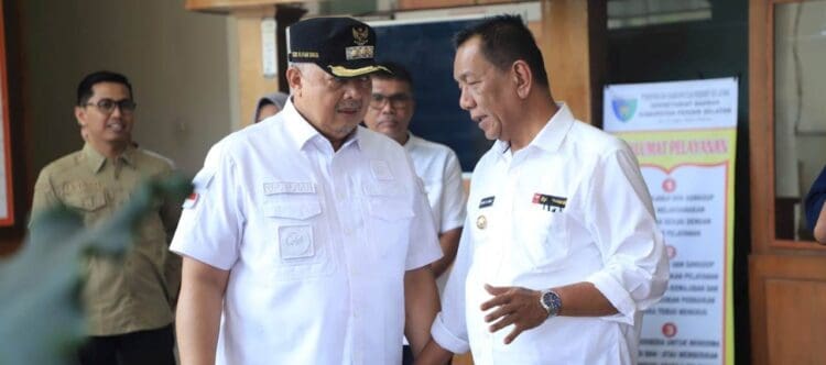 Wali Kota Solok, H. Zul Elfian Umar berbincang dengan Bupati Pesisir Selatan, Rusma Yul Anwar.(Prokomp)