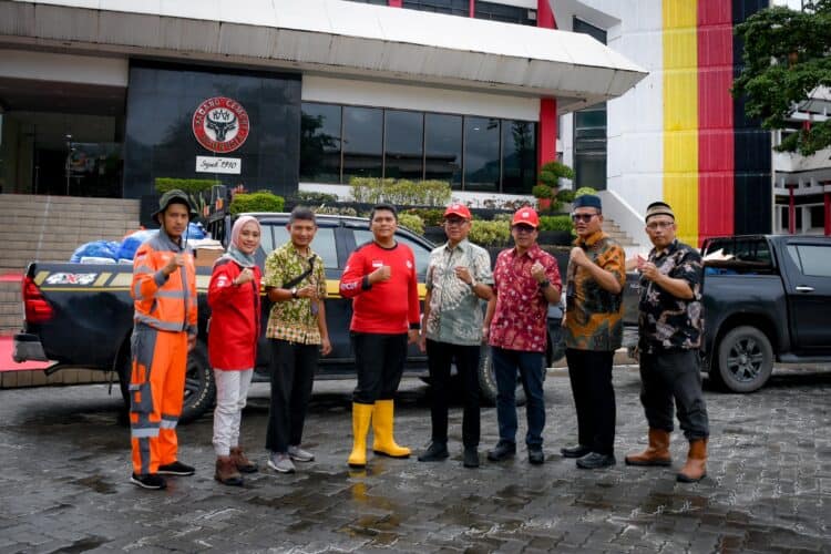 Semen Padang Serahkan Bantuan Sembako ke Warga Terdampak Banjir di Banuaran