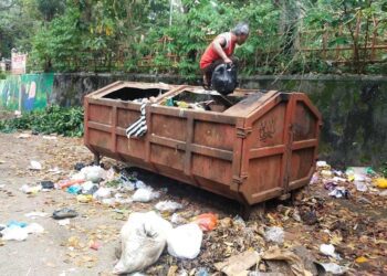 Kondisi sampah yang berserakan di luar bak kontainer di kawasan Pulau Belibis, Kota Solok.(Ist)