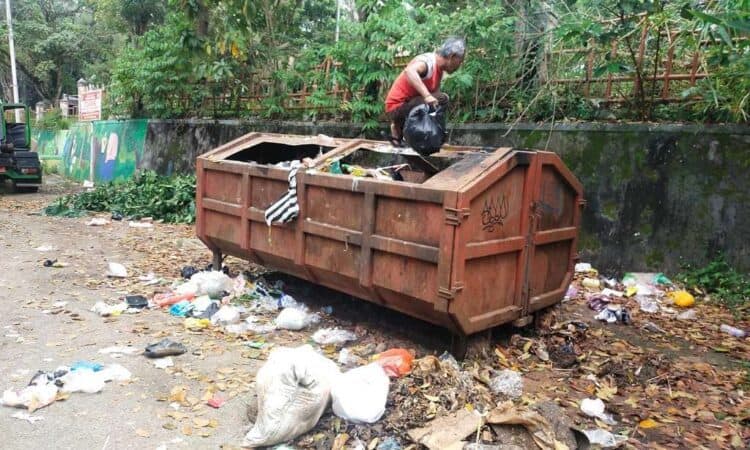 Kondisi sampah yang berserakan di luar bak kontainer di kawasan Pulau Belibis, Kota Solok.(Ist)