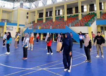 Senam bersama pegawai di GOR Alimin Sinapa Tanjung Paku.(Ist)