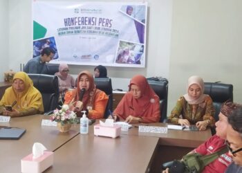 Kepala BPJS Kesehatan Cabang Solok, Neri Eka Putri bersama Dirut RSUD Mohammad Natsir dan RSIA Permata Bunda saat memberikan keterangan pada wartawan.(Klikpositif)