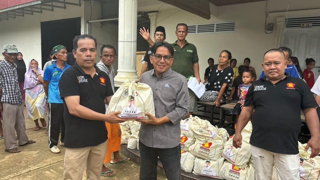 Jelang Lebaran, Andre Rosiade Salurkan Ribuan Paket Sembako untuk Korban Banjir di Pessel