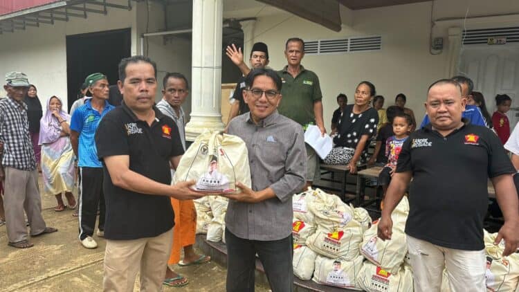 Jelang Lebaran, Andre Rosiade Salurkan Ribuan Paket Sembako untuk Korban Banjir di Pessel