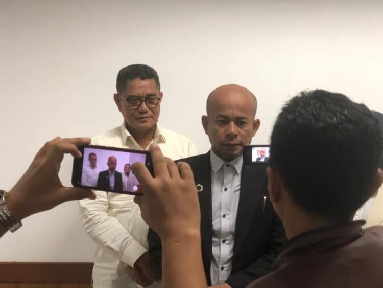 Ketua DPRD Padang Syafrial Kani (kiri) dan Kuasa Hukumnya Anda Simon (kanan) saat jumpa pers