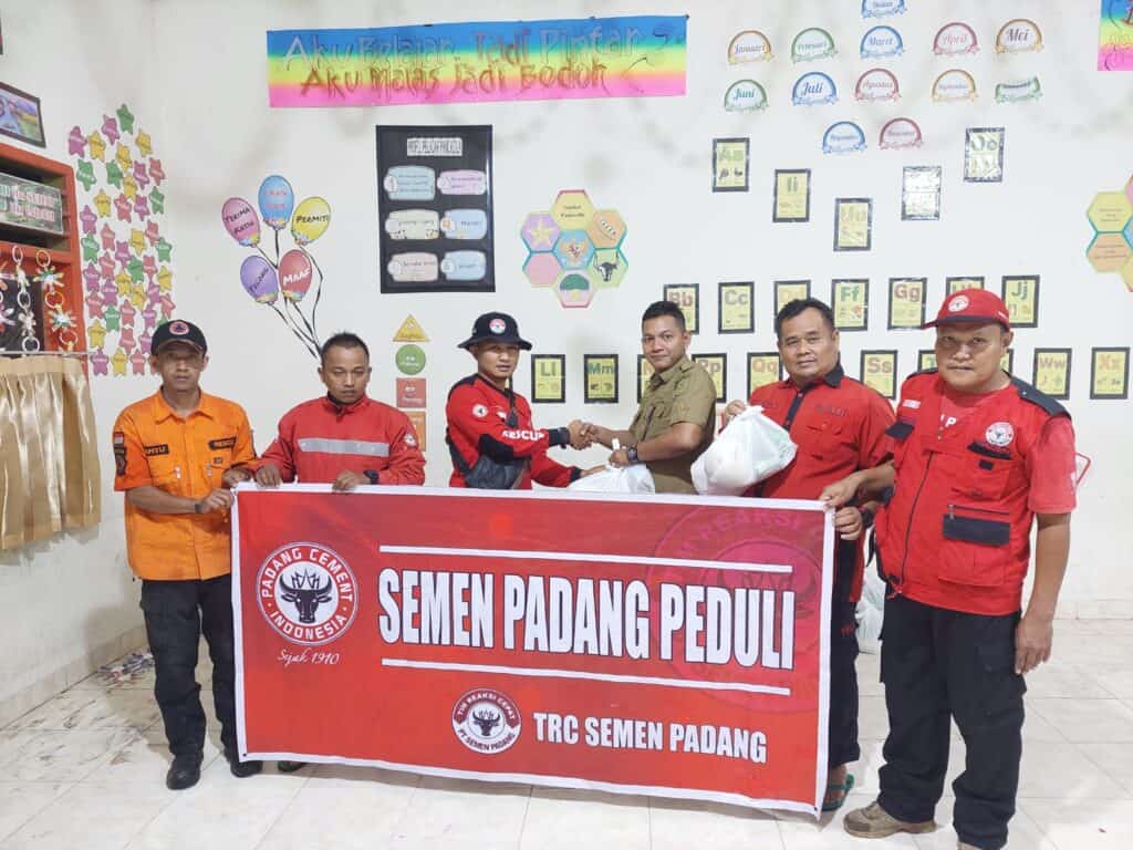 Bencana Banjir Lahar Dingin di Agam; Semen Padang Turunkan TRC dan 125 Paket Sembako