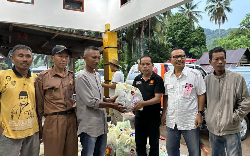 Usai Lebaran Andre Rosiade kembali Kirim Bantuan Sembako untuk Korban Terdampak Banjir di Lengayang Pessel