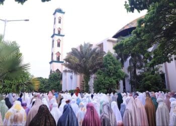 Meluber hingga halaman, Pelaksanaan sholat Idul Fitri 1445 hijriah di Masjid Agung Al Muhsinin Kota Solok.(Prokomp)