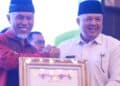 Wali Kota Solok, H. Zul Elfian Umar menerima penghargaan dari Gubernur Sumbar, Mahyeldi saat Musrenbang Terintegrasi.(Prokomp)