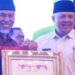 Wali Kota Solok, H. Zul Elfian Umar menerima penghargaan dari Gubernur Sumbar, Mahyeldi saat Musrenbang Terintegrasi.(Prokomp)