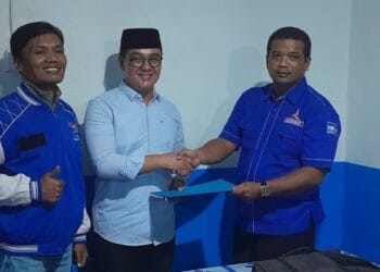 Tokoh muda Kota Solok, Leo Murphy menyerahkan berkas pendaftaran kepada tim penjaringan calon Wako dan Wawako Solok 2024.(Ist)