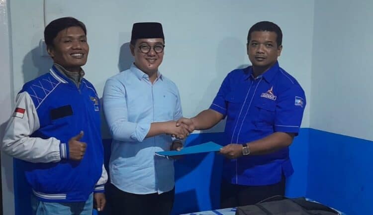 Tokoh muda Kota Solok, Leo Murphy menyerahkan berkas pendaftaran kepada tim penjaringan calon Wako dan Wawako Solok 2024.(Ist)