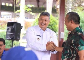 Salam komando, Wali Kota Solok H. Zul Elfian Umar saat menyambut kedatangan Komandan Korem 032/Wirabraja Brigjen TNI Rayen Obersyl.(Prokomp)