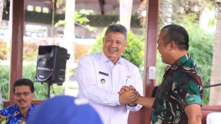 Salam komando, Wali Kota Solok H. Zul Elfian Umar saat menyambut kedatangan Komandan Korem 032/Wirabraja Brigjen TNI Rayen Obersyl.(Prokomp)