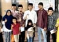 Ketua Badan Pengelola Masjid Agung, Dr. Ramadhani Kirana Putra saat menyerahkan santunan anak yatim dan duafa.(Ist)