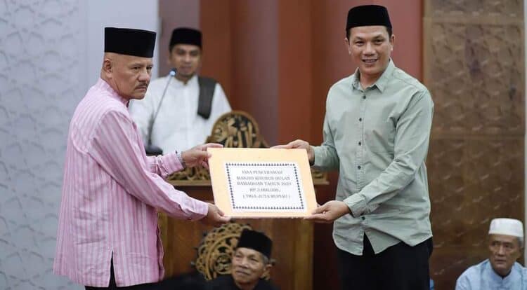 Wakili Wawako Solok, Komisioner KPU Kota Solok, Yance Gafar menyerahkan bantuan ramadhan untuk Masjid Nurul Hidayah Tanah Garam.(Ist)