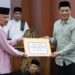 Wakili Wawako Solok, Komisioner KPU Kota Solok, Yance Gafar menyerahkan bantuan ramadhan untuk Masjid Nurul Hidayah Tanah Garam.(Ist)