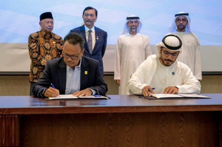 Penandatanganan Joint Study Development Agreement (JSDA) PLTS Terapung Cirata oleh Direktur Utama PLN NP Ruly Firmansyah (duduk kiri) dan Director of Development and Investment (Asia and Africa) Masdar Abdulla Zayed (duduk kanan) yang disaksikan langsung oleh Dubes RI untuk UEA Husin Bagis (kiri), Menteri Koordinator Bidang Kemaritiman dan Investasi RI Luhut Binsar Pandjaitan (dua dari kiri), Menteri Energy UEA Suhail Al Mazroui (dua dari kanan) dan Duta Besar UAE untuk Indonesia Abdulla Salem Al Dhaheri (kanan).