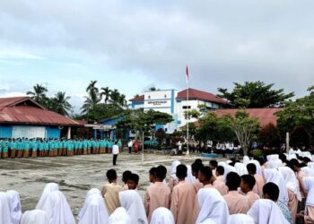 Wakil Wali Kota Solok, Dr. Ramadhani Kirana Putra saat ,menjadi Irup upacara peringatan Hardiknas di SMP N 2 Kota Solok.(Ist)