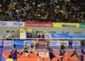 Pemain Jakarta Electric PLN melakukan block untuk menahan serangan pemain Bandung BJB Tandamata pada lanjutan PLN Mobile Proliga 2024 di Palembang Sport & Convention Center, Minggu (12/5). Pertahanan solid dari Yolla Yuliana dan tim membuat Jakarta Electric PLN menang 3-2 atas juara bertahan Bandung BJB Tandamata.